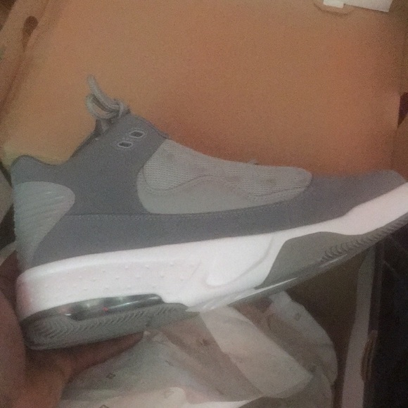 Medium gray/white-cool grey  JORDAN MAX AURA2 - Picture 3 of 5